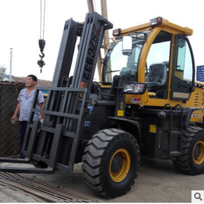 四驅(qū)越野叉車 高底盤與電動化技術(shù)的融合創(chuàng)新